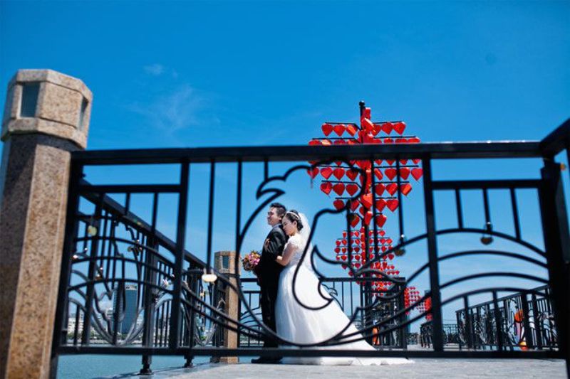 chụp ảnh cưới ở cầu tình yêu