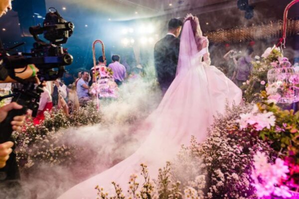 cô dâu bước đi trên lễ đườn, tà khăn voan rất dàig