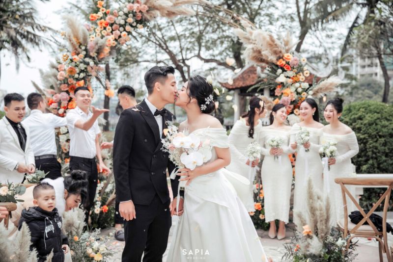 chú rể hôn cô dâu đắm đuối