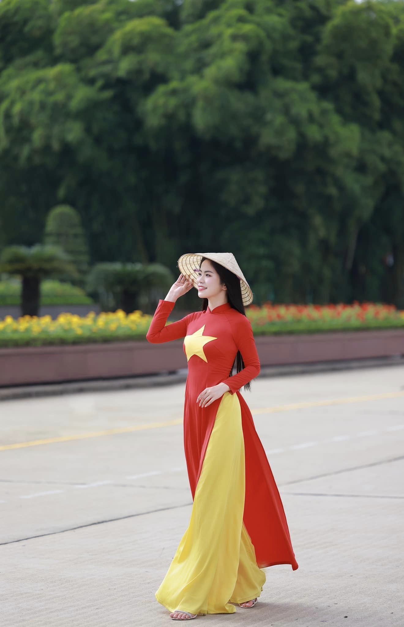 Chụp ảnh áo dài quốc khánh 2/9 tại Hà Nội với áo dài cờ đỏ sao vàng