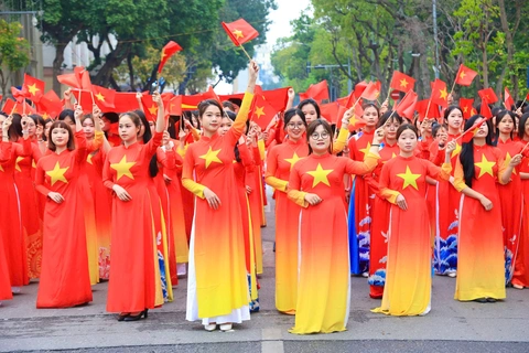 Chụp ảnh áo dài quốc khánh 2/9 tại Hà Nội với áo dài cờ đỏ sao vàng