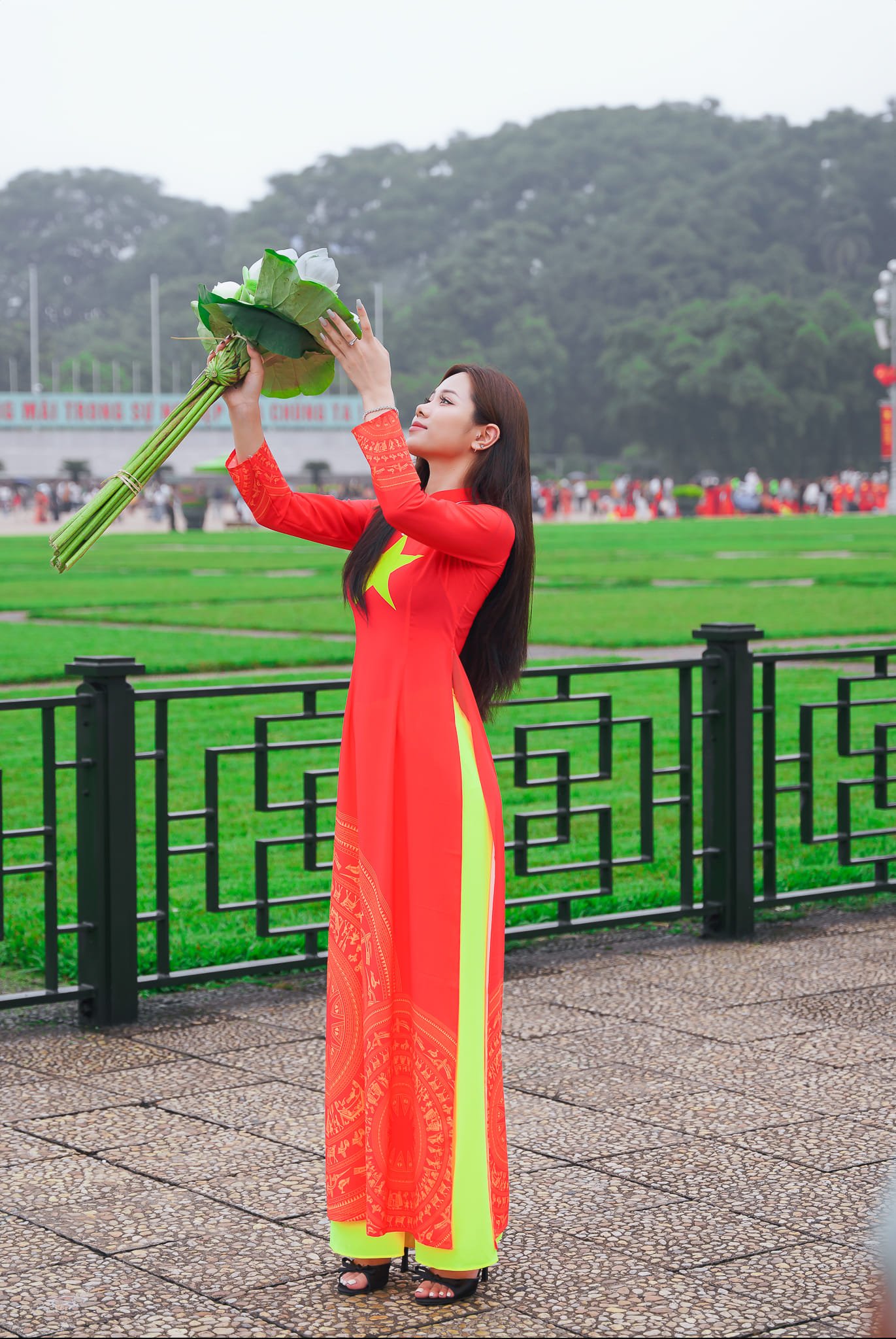 Chụp ảnh áo dài quốc khánh 2/9 tại Hà Nội với áo dài cờ đỏ sao vàng