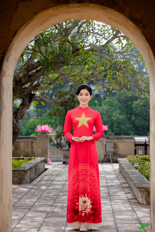 Chụp ảnh áo dài quốc khánh 2/9 tại Hà Nội với áo dài cờ đỏ sao vàng