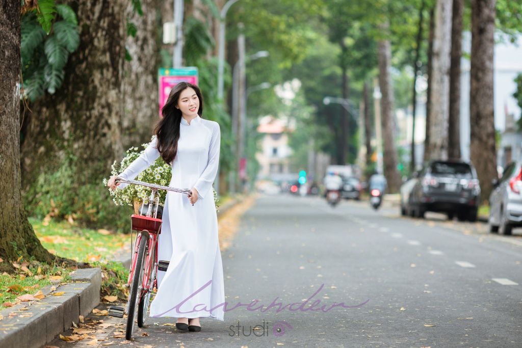 Chụp hình ngoại cảnh áo dài – Cách lưu giữ vẻ đẹp Việt theo phong cách hiện đại Chụp hình ngoại cảnh áo dài – Cách lưu giữ vẻ đẹp Việt theo phong cách hiện đại